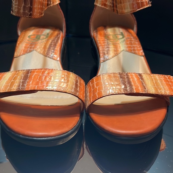 Gravity Defyer Burnt Orange, Brown, & Gold Leather Snake Embossed Low Wedges - Picture 5 of 6